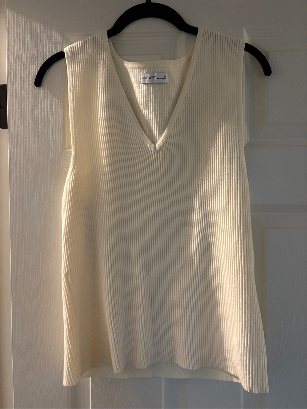 Nine West Ivory Ribbed V-Neck Sleeveless Top